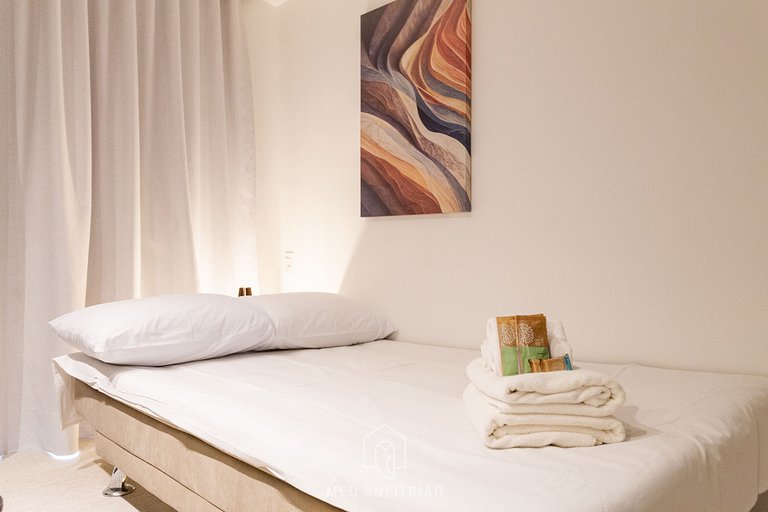 3 people, mezzanine, balcony, leisure near subway