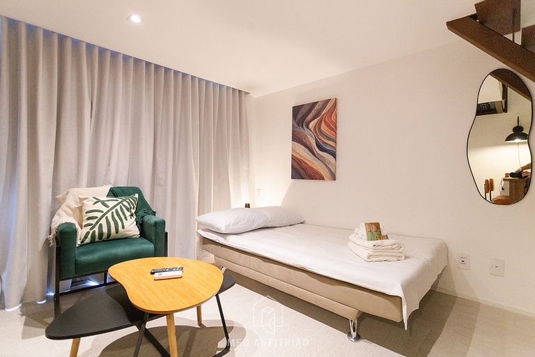 3 people, mezzanine, balcony, leisure near subway