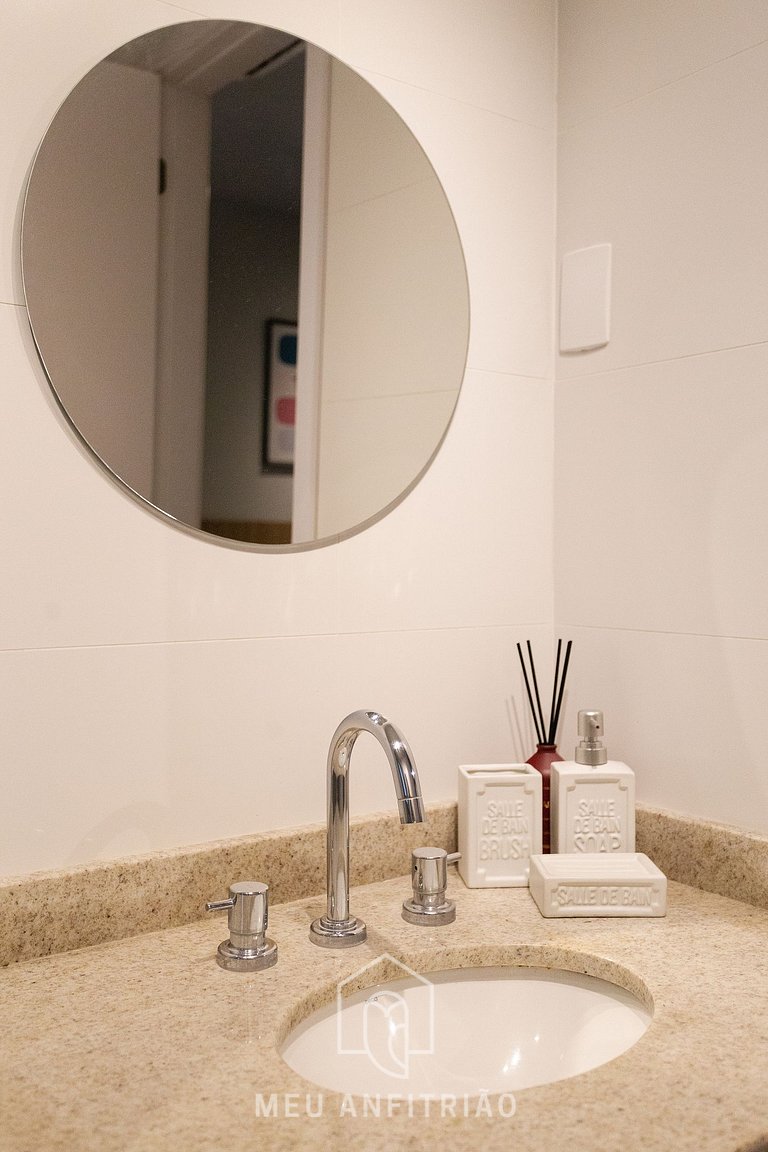 Studio for 2 with swimming pool near Batman Alley