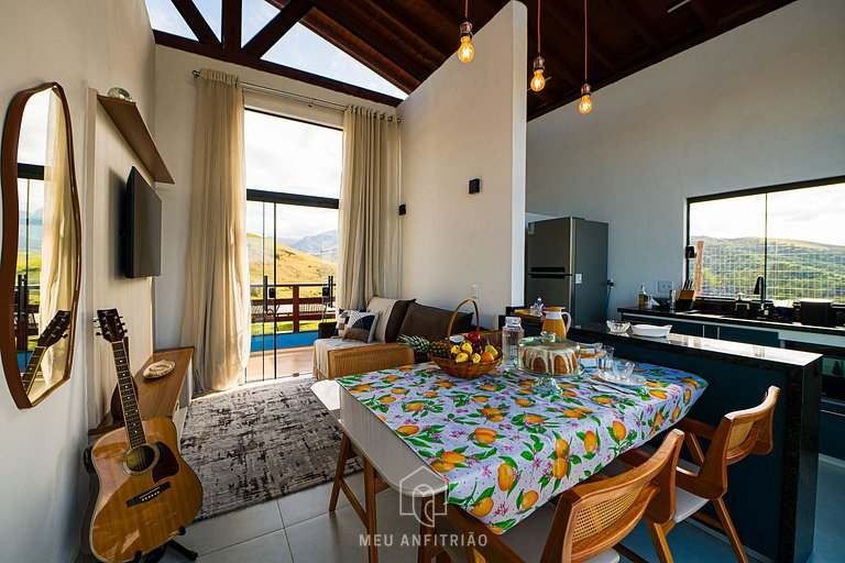 Chalé tranquilo com fogueira em meio à natureza