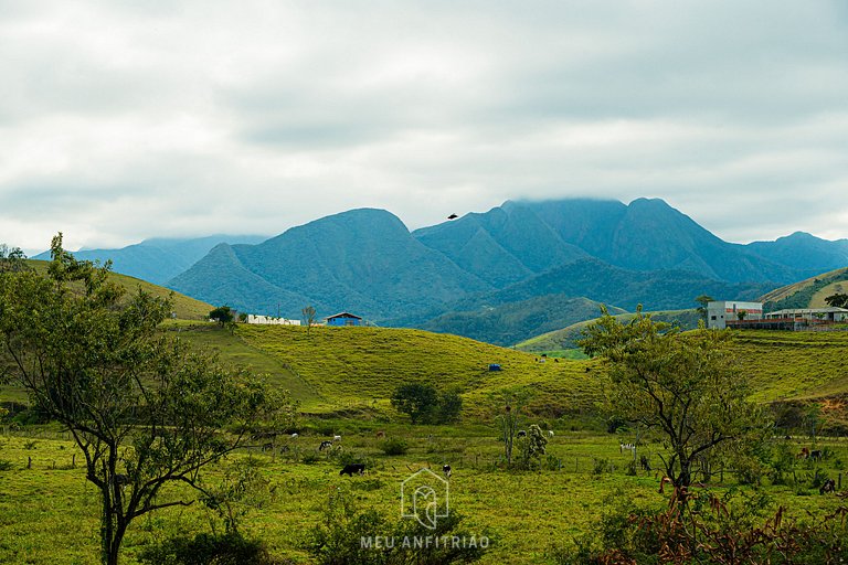 Chalé tranquilo com fogueira em meio à natureza
