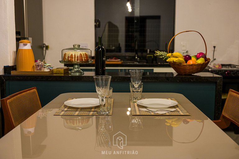 Chalé tranquilo com fogueira em meio à natureza