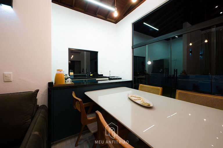 Chalé tranquilo com fogueira em meio à natureza