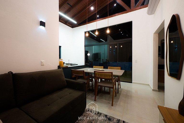 Chalé tranquilo com fogueira em meio à natureza