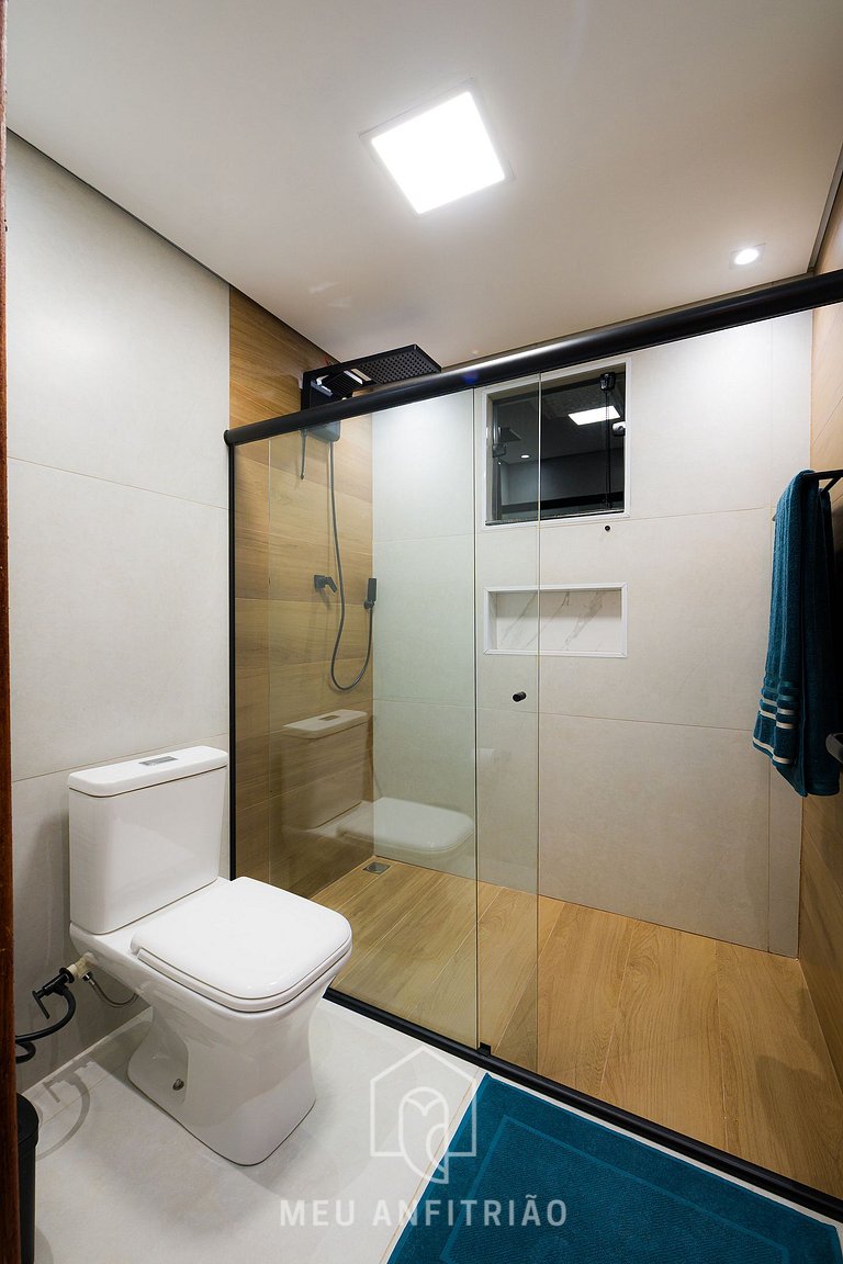 Chalé tranquilo com fogueira em meio à natureza