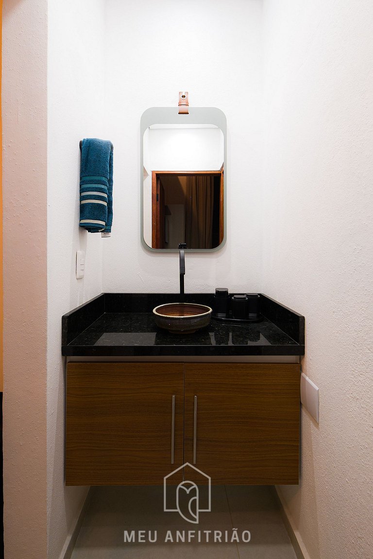 Chalé tranquilo com fogueira em meio à natureza