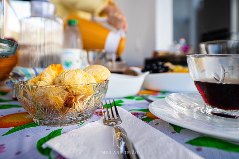 Chalé tranquilo com fogueira em meio à natureza