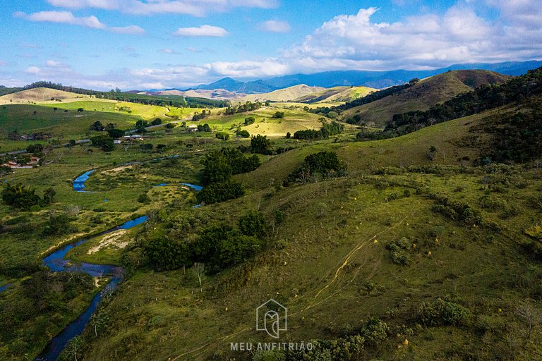 Chalé tranquilo com fogueira em meio à natureza