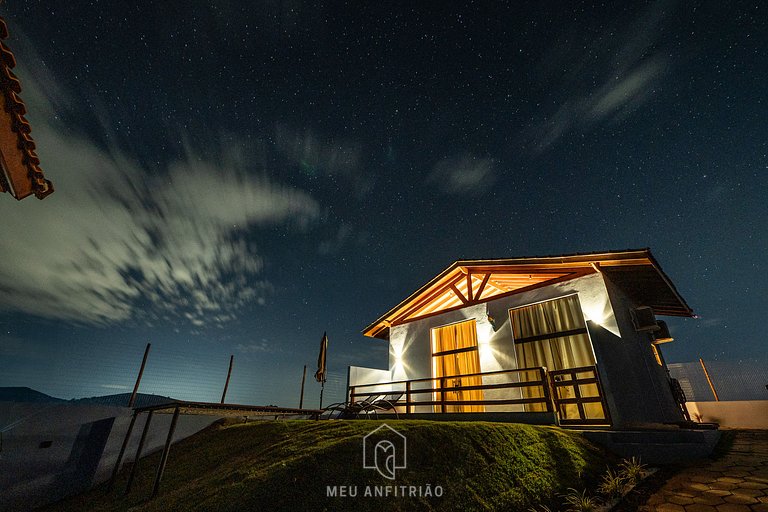Chalé tranquilo com fogueira em meio à natureza