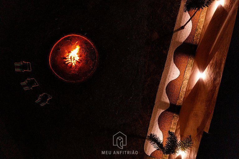 Chalé tranquilo com fogueira em meio à natureza