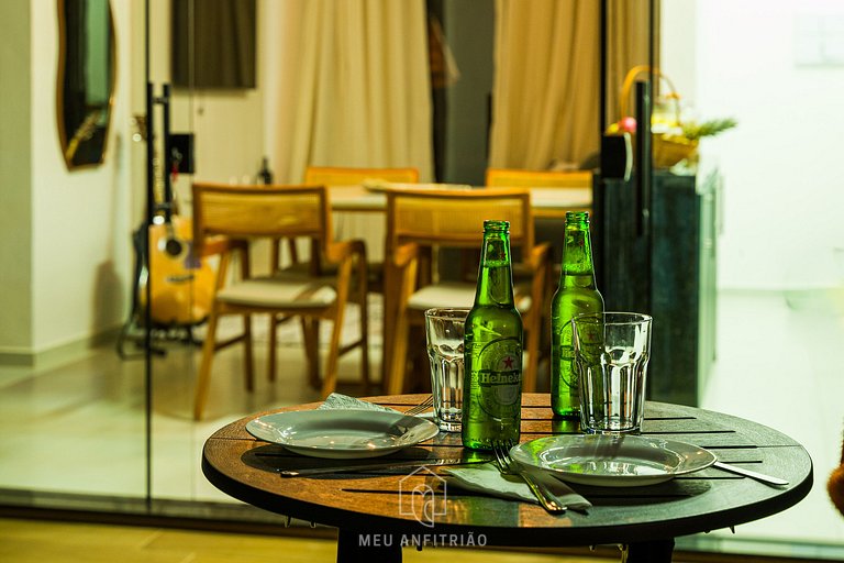 Chalé tranquilo com fogueira em meio à natureza