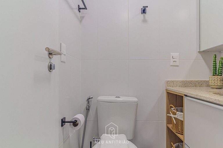 2-person studio with full kitchen near the airport