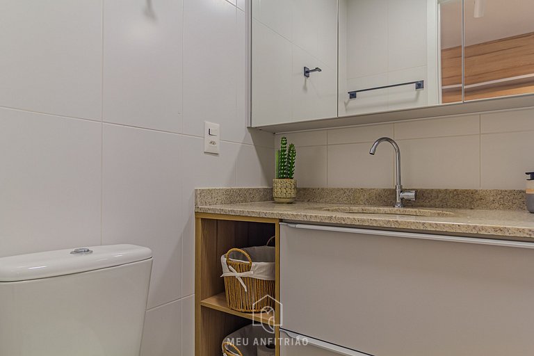 2-person studio with full kitchen near the airport