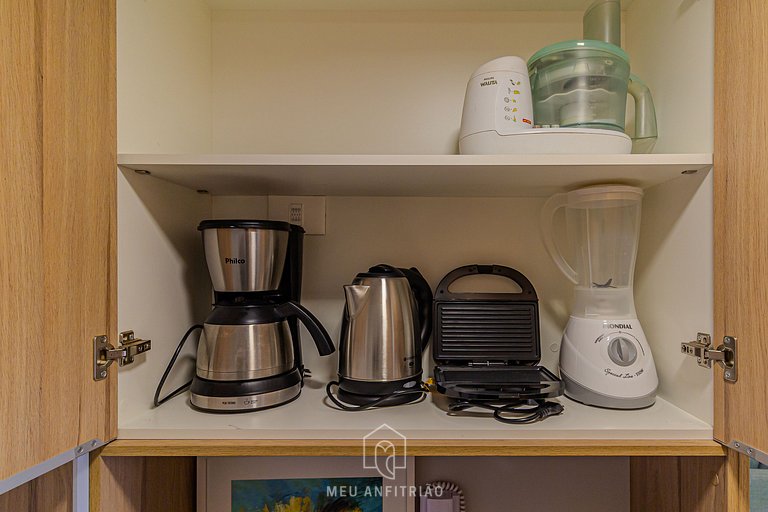 2-person studio with full kitchen near the airport