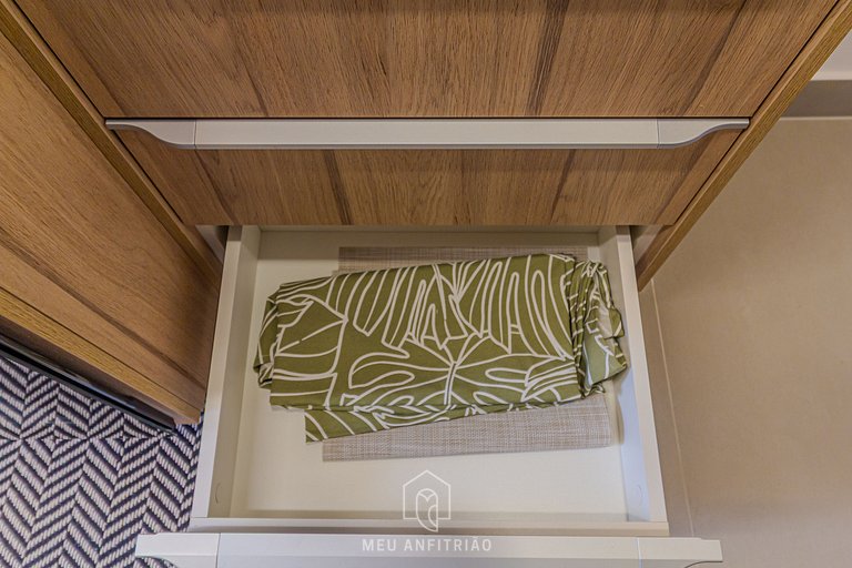 2-person studio with full kitchen near the airport