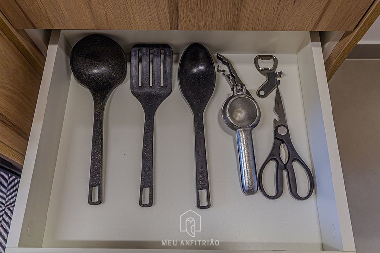 2-person studio with full kitchen near the airport