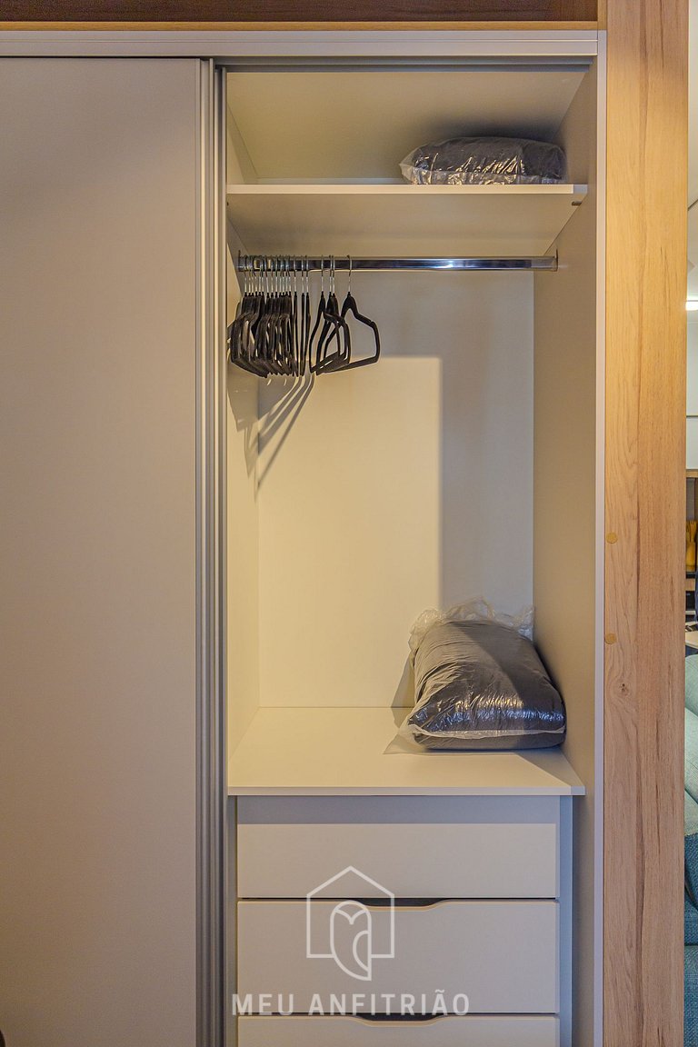 2-person studio with full kitchen near the airport