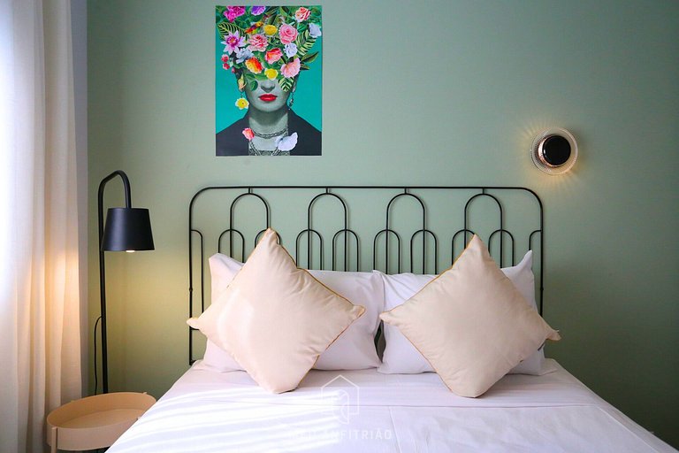 Apartment with amenities in front of Eldorado Mall