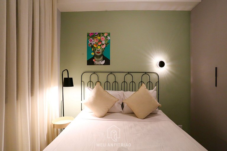 Apartment with amenities in front of Eldorado Mall