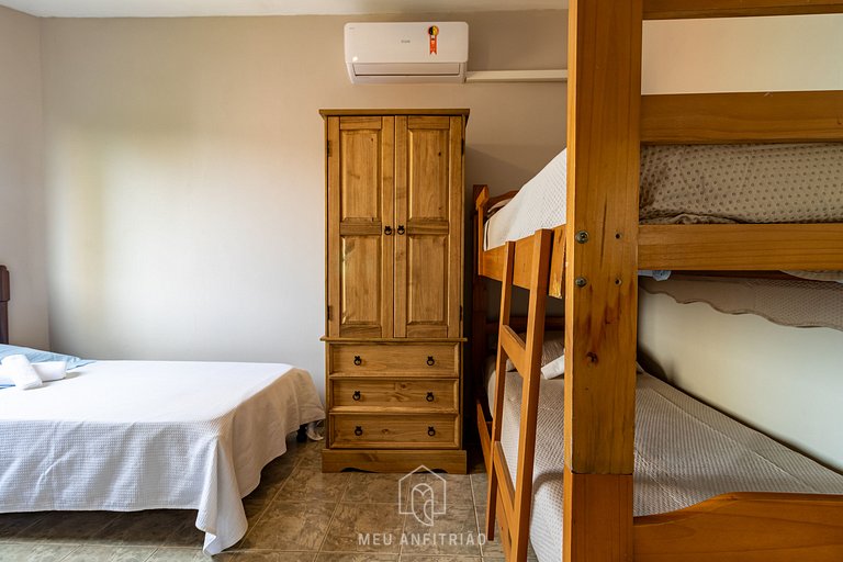 Apt for 6 with garage 500m from Enseada Beach