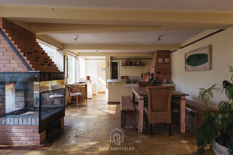 Cozy mountain home w/ fireplace near Capivari