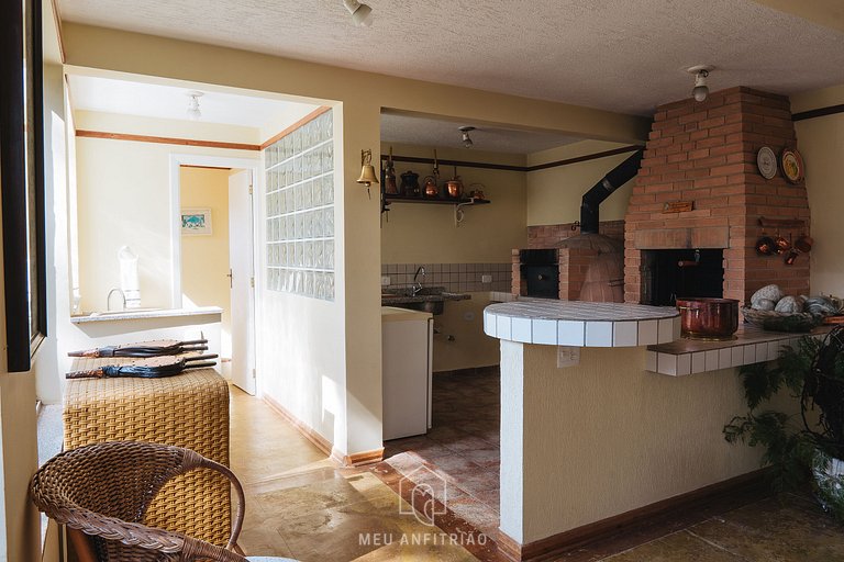 Cozy mountain home w/ fireplace near Capivari