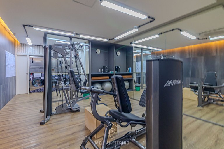 Balcony, pool and gym near the airport