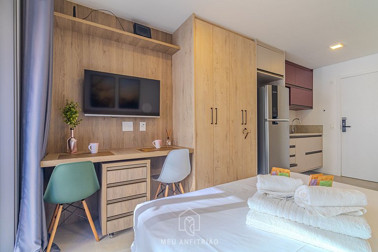 Balcony, pool and gym near the airport