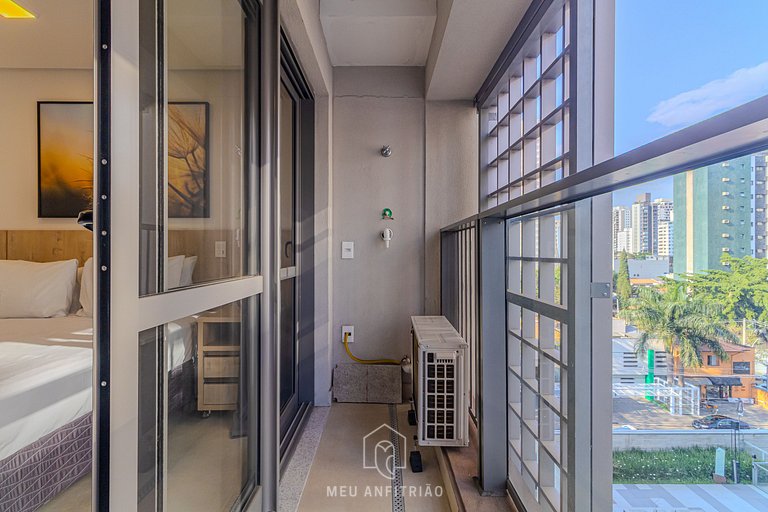 Balcony, pool and gym near the airport