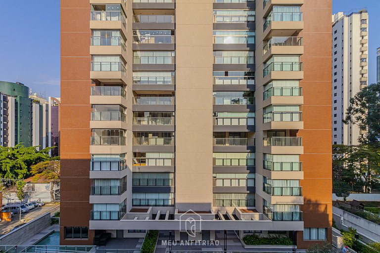 Balcony, pool and gym near the airport