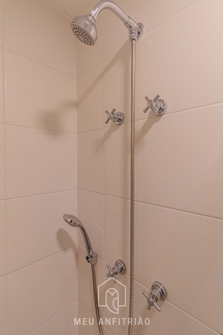 Balcony, pool and gym near the airport