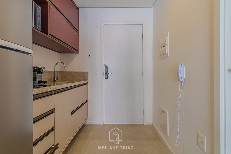 Balcony, pool and gym near the airport