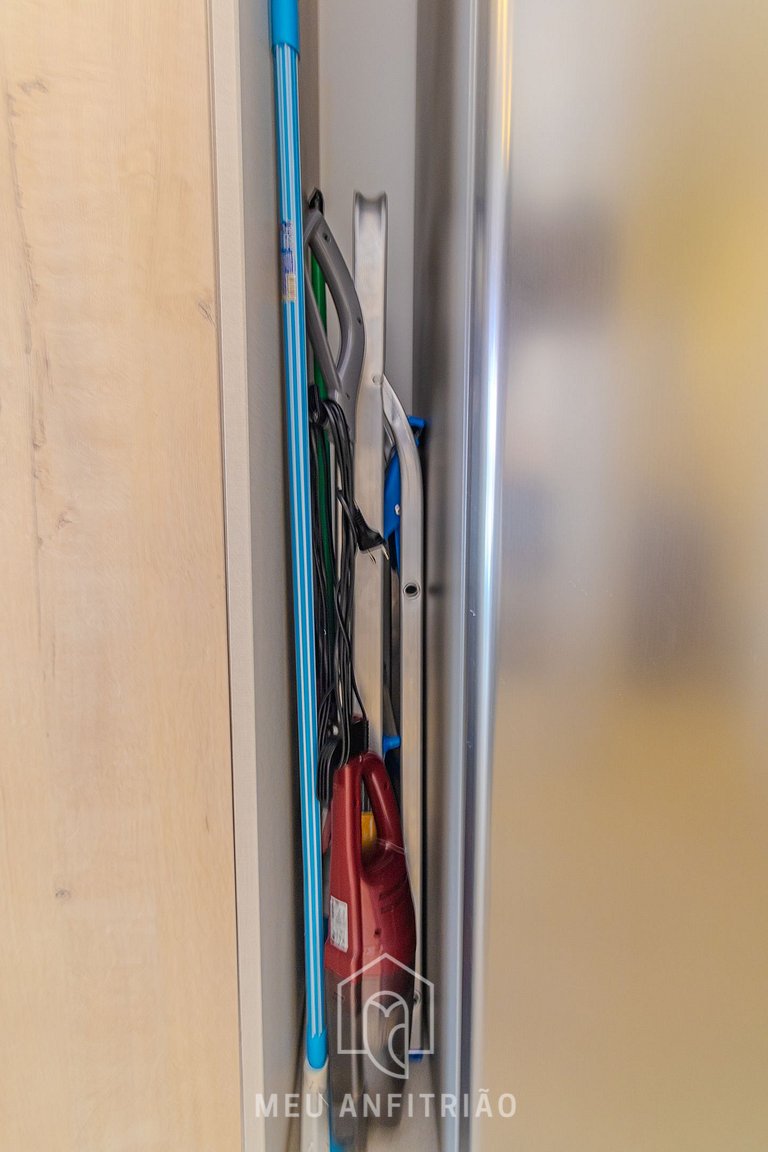 Balcony, pool and gym near the airport