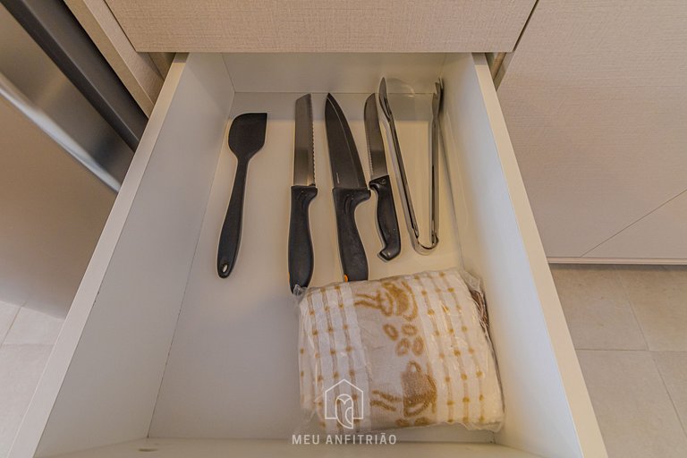 Balcony, pool and gym near the airport