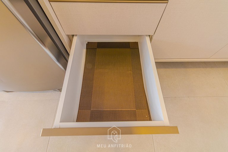 Balcony, pool and gym near the airport