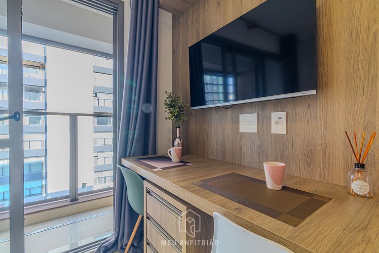 Balcony, pool and gym near the airport