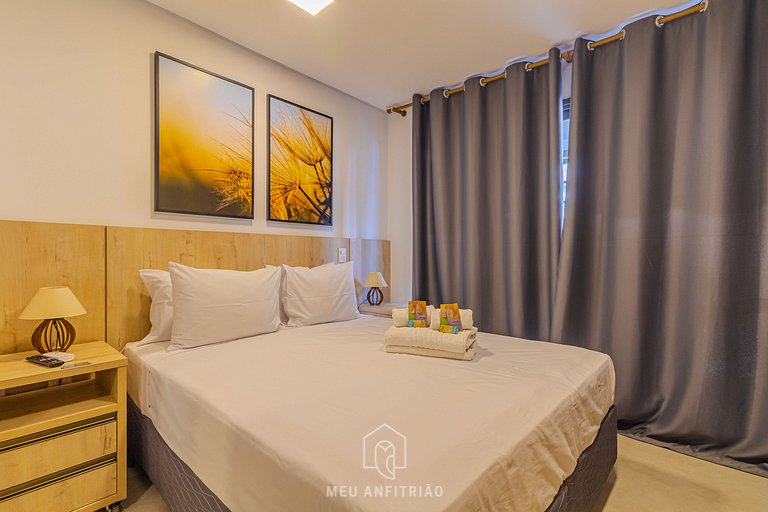 Balcony, pool and gym near the airport