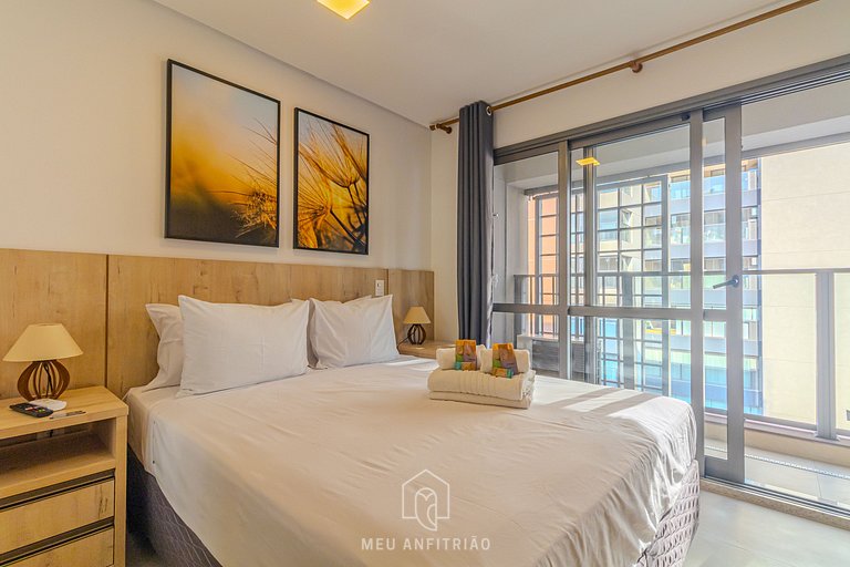 Balcony, pool and gym near the airport