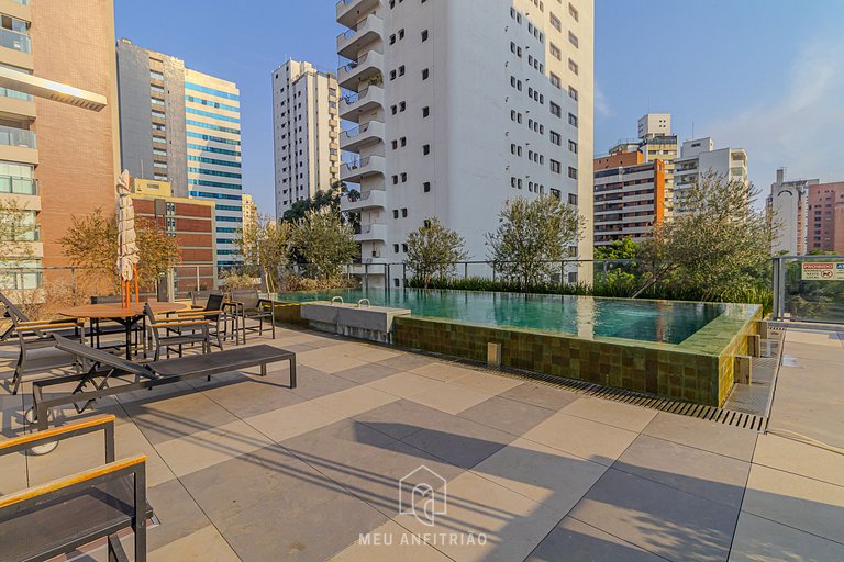 Balcony, pool and gym near the airport