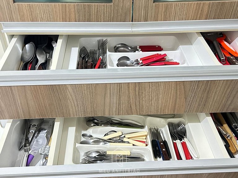 Apto p/ 6, garagem e churrasqueira a 300m da praia