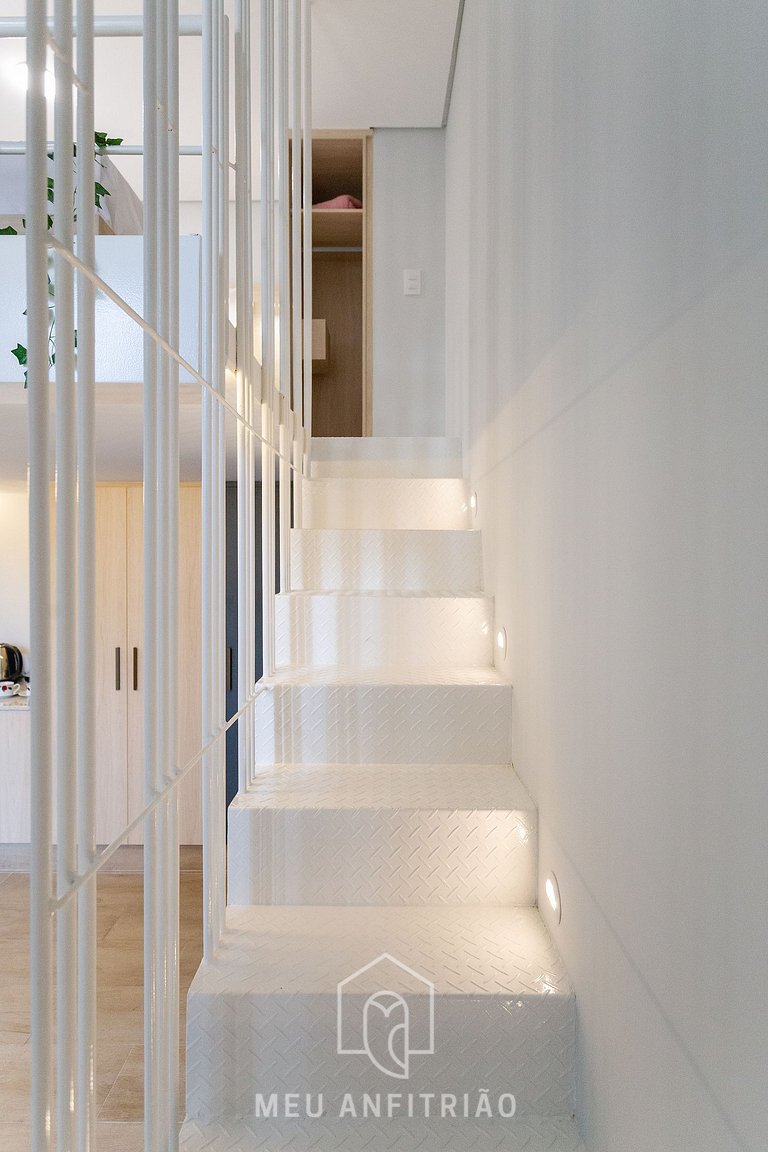 Modern loft w/ balcony & leisure area near subway