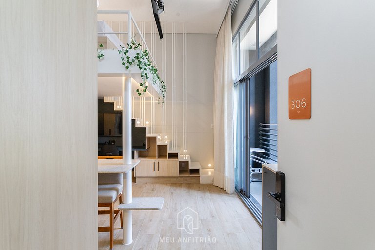 Modern loft w/ balcony & leisure area near subway