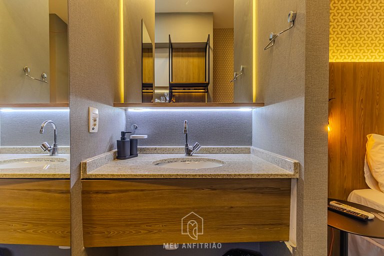 Studio p/ 2, varanda a 400m do metrô Vila Madalena