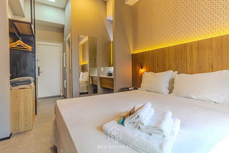 Studio p/ 2, varanda a 400m do metrô Vila Madalena