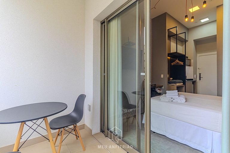 Studio p/ 2, varanda a 400m do metrô Vila Madalena