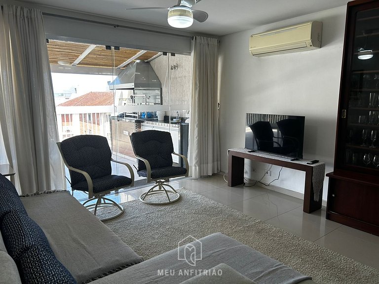 3-Bedroom Apartment with Barbecue in Guarujá