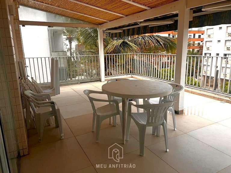 3-Bedroom Apartment with Barbecue in Guarujá