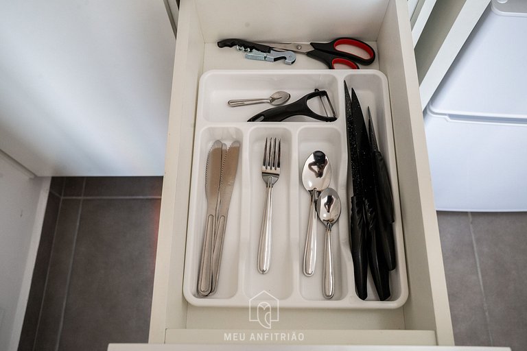 Apto p/ 3, lazer completo perto da Liberdade