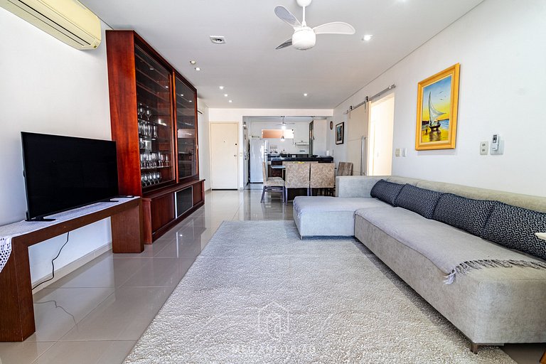 3-Bedroom Apartment with Barbecue in Guarujá