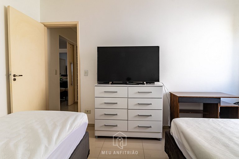 3-Bedroom Apartment with Barbecue in Guarujá